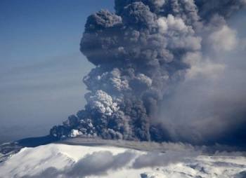 El volcán Eyjafjalla en erupción.