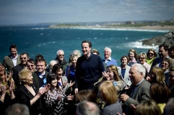 David Cameron felicitado tras su victoria por unos visitantes de la costa británica.