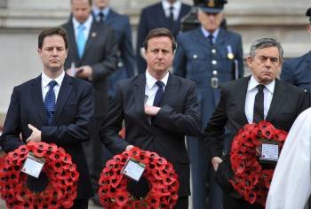 Los tres candidatos a primer ministro durante el homenaje a las víctimas de la II Guerra Mundial.