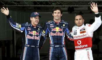  Mark Webber (Red Bull) (c), Sebastian Vettel (Red Bull) (i) y Lewis Hamilton (McLaren), los tres primeros clasificados.