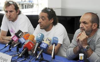 Los alpinistas Javier Pérez (i), Carlos Pauner (c), y Juanito Oiarzabal, durante la rueda de prensa. (Foto: E.Alonso)
