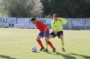 un jugador del Verín protege el balón ante un defensor del Lalín en el último partido disputadado en el José Arjiz.