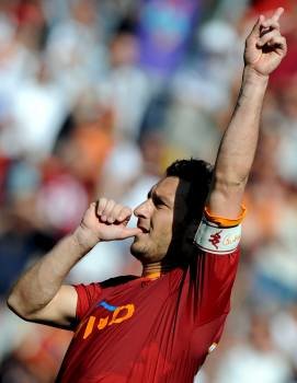 Francesco Totti del Roma celebra tras anotar de penalti. (Foto: E.Ferrari)