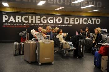 Pasajeros esperando en un aeropuerto italiano. (Foto: M. Sciaky)
