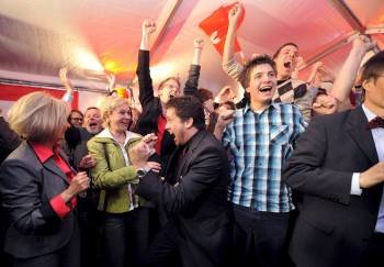 Votantes del Partido Socialdemócrata (SPD) celebran la victoria en las elecciones regionales de Renania del Norte-Westfalia. (Foto: M. Becker)