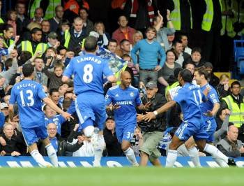 Nicolás Anelka (c) festeja con sus compañeros tras anotar el primer gol del Chelsea contra el Wigan durante su partido de la liga inglesa. (Foto: G. Peny)