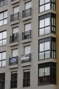 Dos carteles anuncian la venta de viviendas nuevas. (Foto: Fariñas)