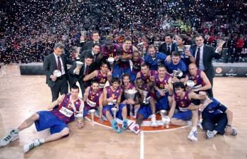 Los jugadores del Barcelona celebran el título de campeón de Europa, en París.