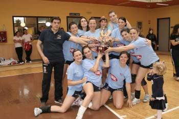 Las chicas y el entrenador del CV Ourense, con el trofeo. (Foto: Jainer Barros)