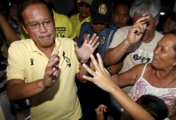 Benigno Aquino (i) saluda a sus seguidores.
