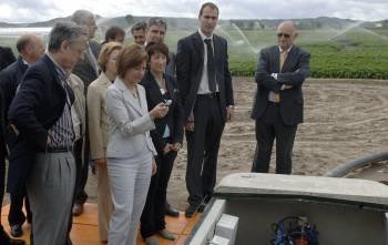 La ministra Elena Espinosa y Suárez Canal, en la inauguración del regadío en Sandiás