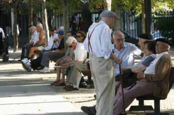 Varios grupos de jubilados, sentados en los bancos del Jardín del Posio, en la ciudad. (Foto: Miguel Angel)