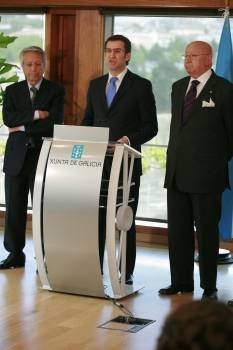 Núñez Feijóo anunciando la fusión con Mauro Varela (derecha) y Fernández Gayoso. (Foto: Vicente Pernía)