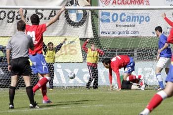 Portela, zaguero del Ourense, intenta levantarse del suelo nada más anotar el 1-0 ante el Narón. (Foto: Miguel Angel)