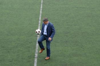 Antonio Dacosta, dando toques con un balón en el césped de Oira. (Foto: Eva Domínguez)