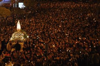 El paso de la Virgen, en medio de una multitud. (Foto: Martiño Pinal)