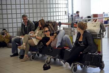 Pasajeros esperan en la terminal de salidas del aeropuerto Schiphol en Amsterdam.