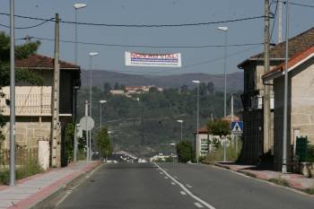 Pancarta en contra de la circunvalación pervista en Ábedes. (Foto: Marcos Atrio)