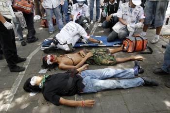  Los cuerpos sin vida de dos manifestantes permanecen en el suelo tras la ofensiva militar. 