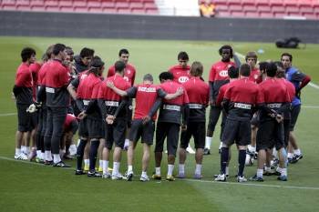 Los jugadores del Atlético, ayer rodeando a su entrenador  el día antes de la final de Copa.