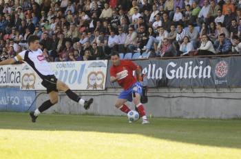 Antonio recorta al capitán del Constancia Lucho Jiménez en el partido de ida en el estadio de O Couto.