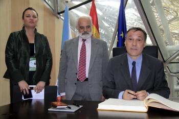 Roberto Varela firma en el libro de honor de la Expo. (Foto: José González Díaz)