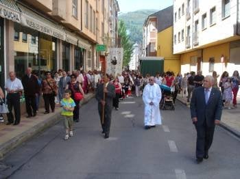 La procesión recorre la calle Santa Rita.