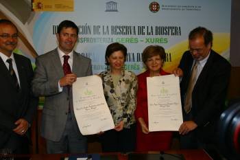 Las ministras de Medio Rural de España y Portugal muestran el diploma. (Foto: Jose Paz)
