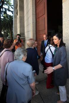 Pilar Rojo recibe a los visitantes del Parlamento gallego. (Foto: V. Pernía)