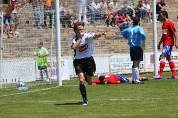 Lucas Pou celebra el 1-0, con Portela en el suelo sobre la línea de gol y a su lado Berto y José Arenas.