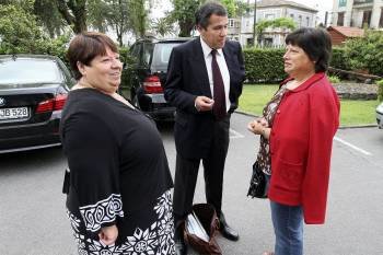 Amparo y dolores Domínguez charlan con su abogado a las puertas de los juzgados de Cambados. (Foto: Salvador Sas)