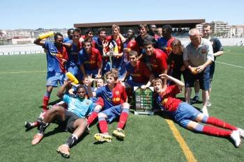 Los cadetes del F.C. Barcelona, celebrando el título la pasada edición. (Foto: José Paz)