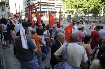 Los manifestantes durante la protesta celebrada ayer frente a la jefatura territorial de Educación. (Foto: MARCOS ATRIO)