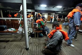 Activistas con chalecos salvavidas rezan dentro del barco 'Mavi Marmara', parte de la flotilla de ayuda humanitaria para Gaza atacada por Israel.