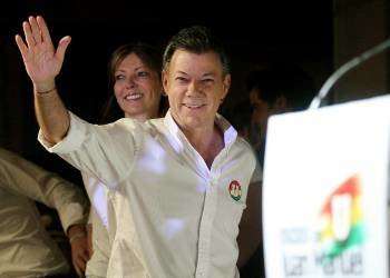 El candidato presidencial por el Partido de la U, Juan Manuel Santos, saluda a sus seguidores.