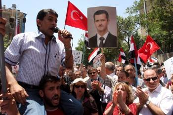 Manifestantes sirios gritan consignas durante una protesta contra Israel frente a la embajada turca en Damasco.