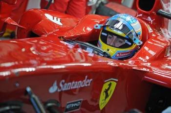 Fernando Alonso en el garaje de Ferrari