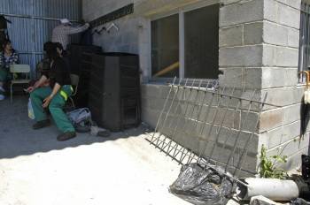 Los ladrones arrancaron la reja que protegía la ventana de un almacén. (Foto: Martiño Pinal)