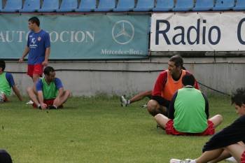 Fonsi Valverde conversa con los jugadores en uno de los entrenamientos de la pasada semana.