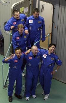 Los seis voluntarios, antes de entrar en el simulador en el que permanecerán 520 días. (Foto: Sergei Ilnitsky)