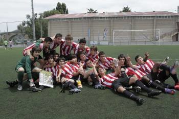 Los jugadores del Athletic de Bilbao celebran sobre el césped su victoria.