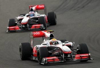 Lewis Hamilton seguido por su compañero de equipo, el también británico Jenson Button