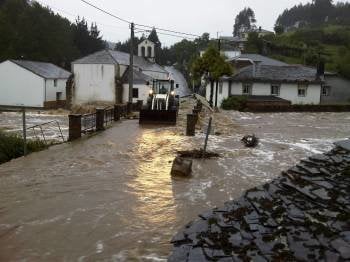 El agua corre desbocada por las calles de Ribadeo. (Foto: Eliseo Trigo)