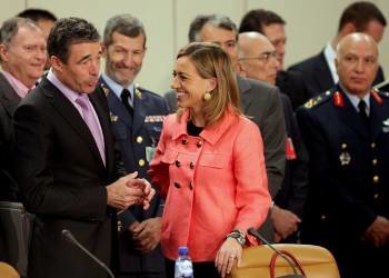 Carmen Chacón con el secretario general de la OTAN. (Foto: O. Hoslet)