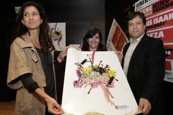 Marta Arribas, Isabel Pérez y Fernando Vaerla presentan el cartel de las fiestas. (Foto: MIGUEL ÁNGEL)