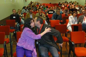 Isabel Pérez recibe un abrazo de felicitación de Andrés García Mata. (Foto: Paz)
