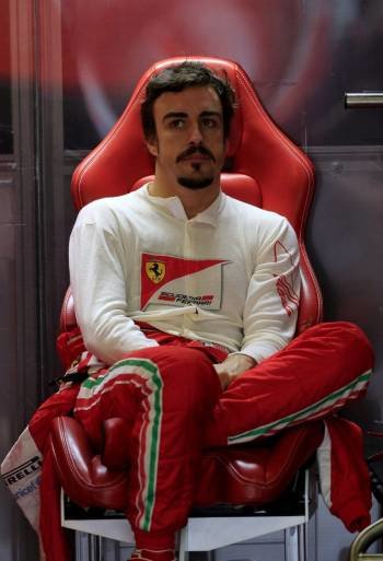 Hamilton moja con champán a Fernando Alonso. (Foto: Valdriin Xhemaj)