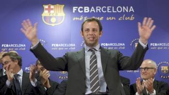 Sandro Rosell saluda tras ganar las elecciones a la presidencia del F.C. Barcelona. (Foto: Albert Olivé)