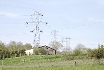 una torre de alta tensión en la comarca de Trives. (Foto: Luis Blanco)