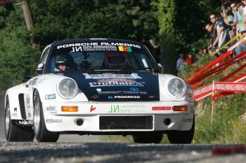 Uno de los Porsche, durante la edición de 2009 del rally de Ourense. (Foto: Archivo)
